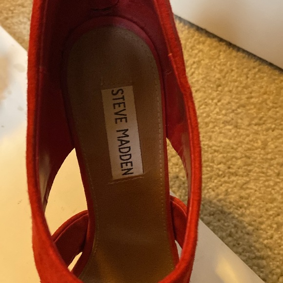 Fabulous red Steve Madden 5” heels - Picture 3 of 6
